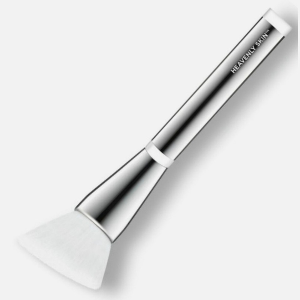 IT Cosmetics 704 Heavenly Skin Smoothing Complexion Brush - Picture 1 of 3